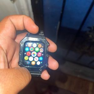 I’m selling my Apple Watch Series 5 40mm with a case I bought for it